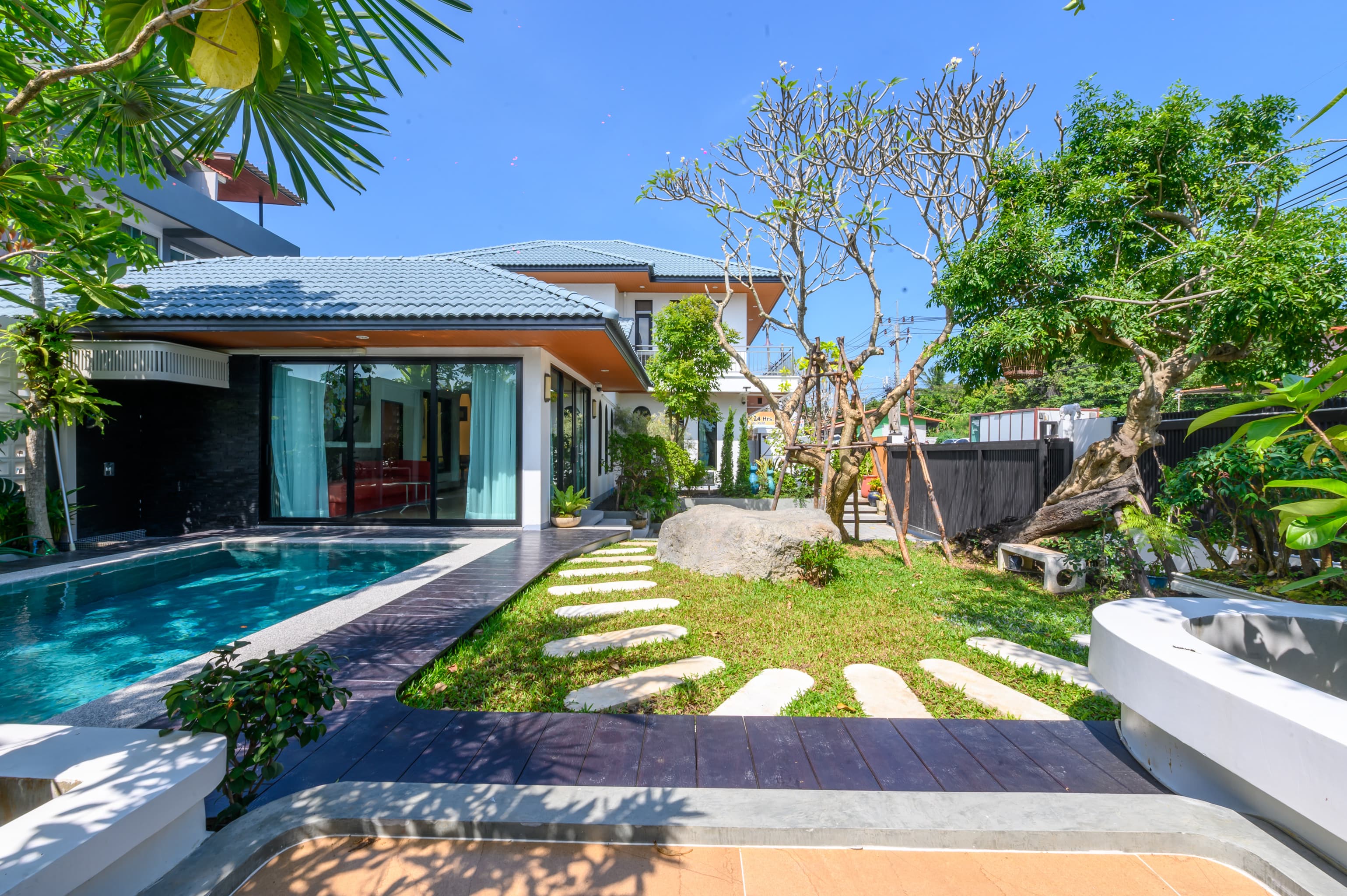 วิลล่าพร้อมสระว่ายน้ำส่วนตัวและสวนโดยรอบ · Private pool and garden